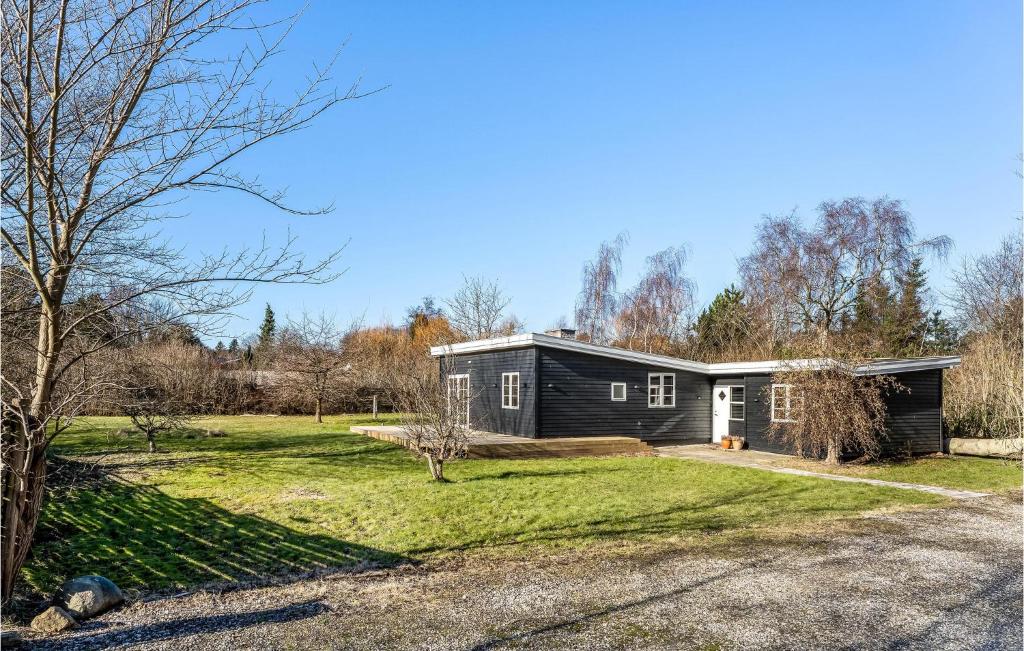 una casa modular negra con patio en Beautiful Home In Vejby With Kitchen, en Vejby