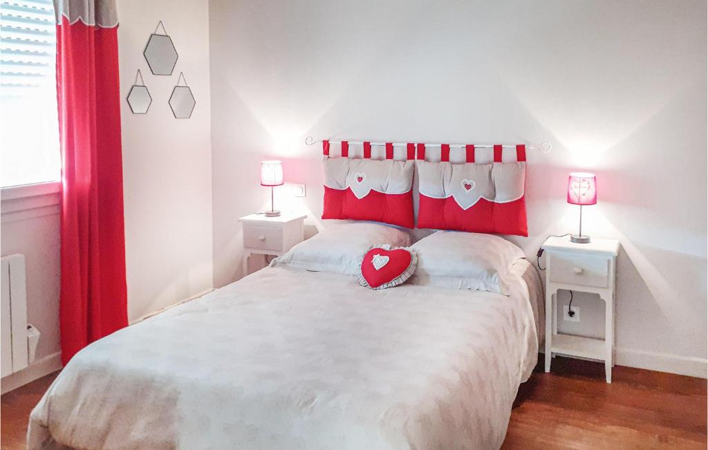 Łóżko lub łóżka w pokoju w obiekcie 3 Bedroom Awesome Home In Saint-Carreuc