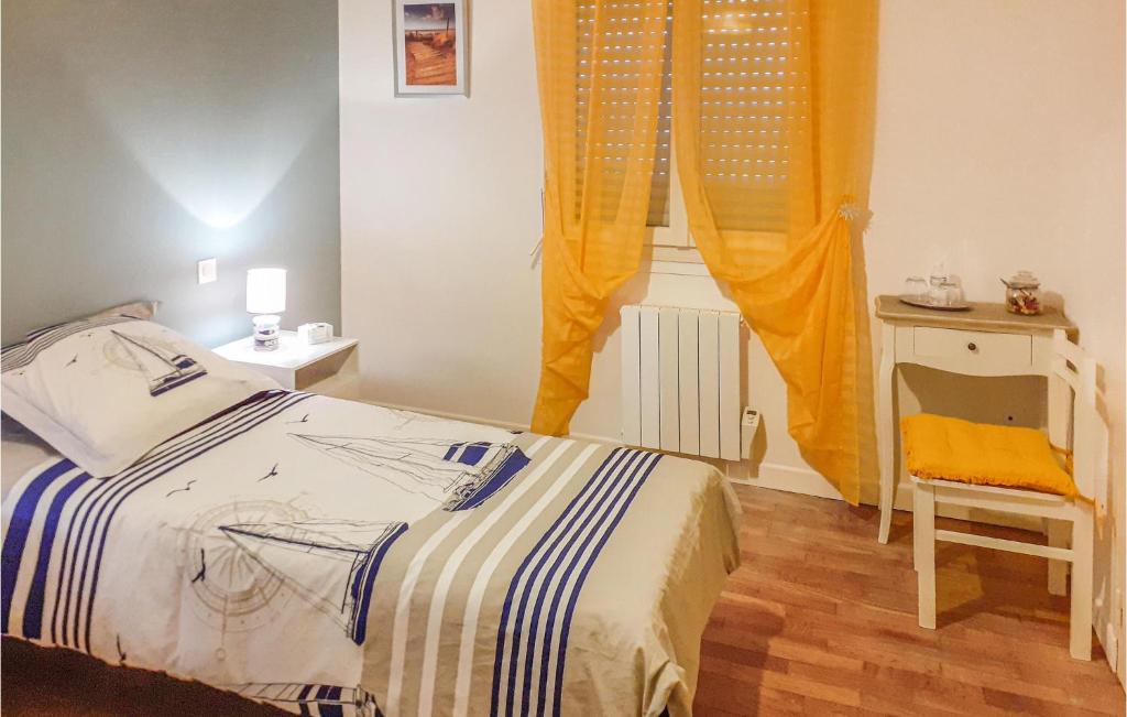 Łóżko lub łóżka w pokoju w obiekcie 3 Bedroom Awesome Home In Saint-Carreuc