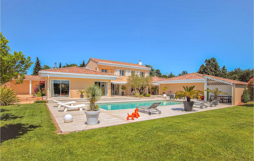 een huis met een zwembad in een tuin bij Nice Home In Montelimar With Wifi in Montélimar