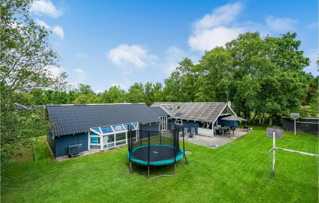 HelberskovにあるStunning Home In Hadsund With 3 Bedrooms, Sauna And Indoor Swimming Poolの遊び場付きの家屋の空中風景
