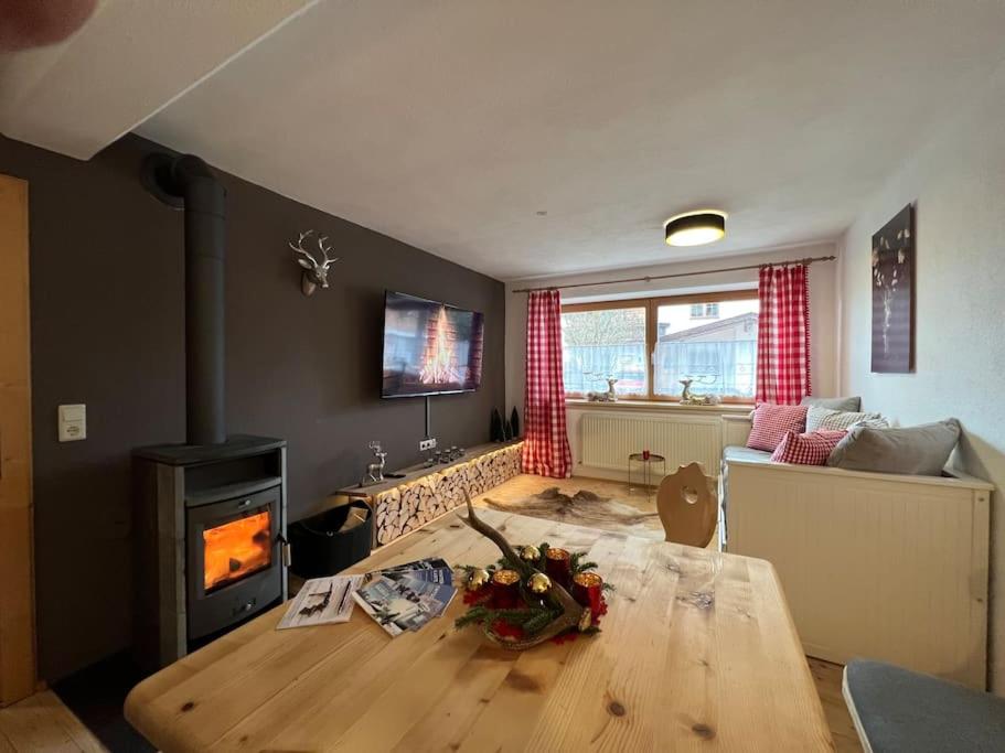 A television and/or entertainment centre at Ferienwohnung Steinbock Terrasse, Gartensauna, Garten, Grillplatz