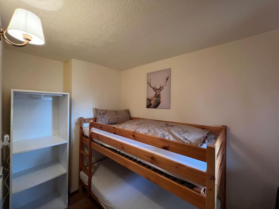 A bed or beds in a room at Ferienwohnung Steinbock Terrasse, Gartensauna, Garten, Grillplatz