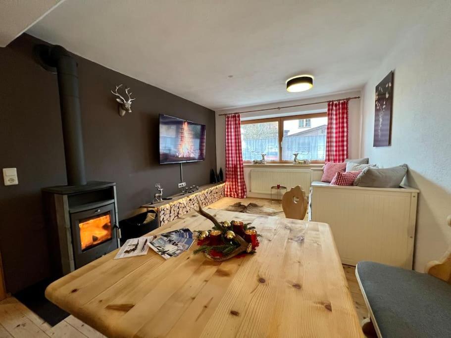 A television and/or entertainment centre at Ferienwohnung Steinbock Terrasse, Gartensauna, Garten, Grillplatz