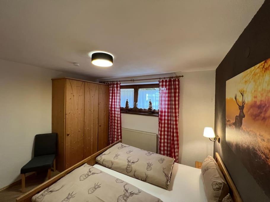 A bed or beds in a room at Ferienwohnung Steinbock Terrasse, Gartensauna, Garten, Grillplatz
