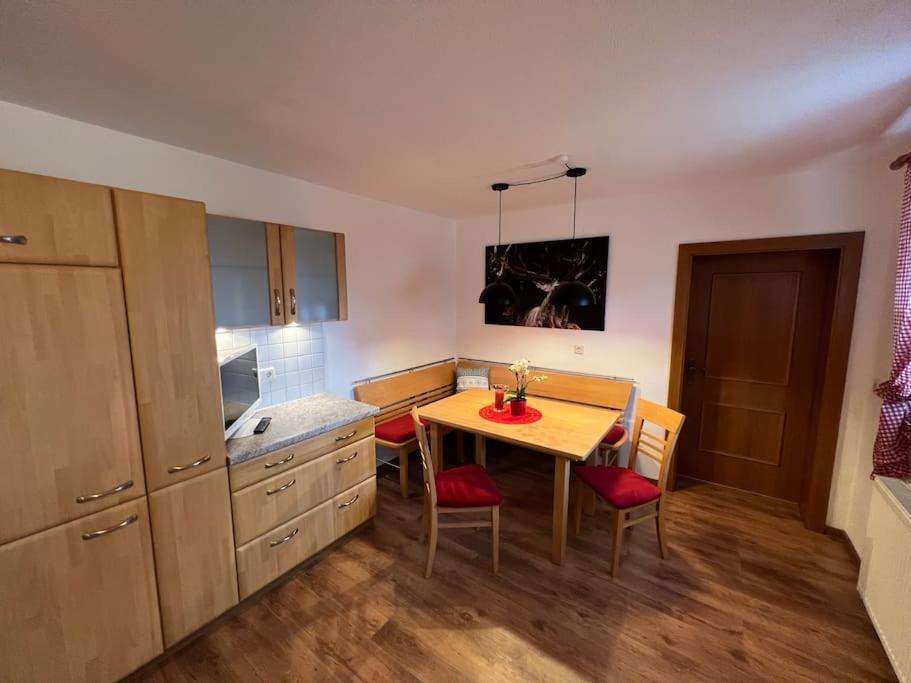 A kitchen or kitchenette at Ferienwohnung Steinbock Terrasse, Gartensauna, Garten, Grillplatz