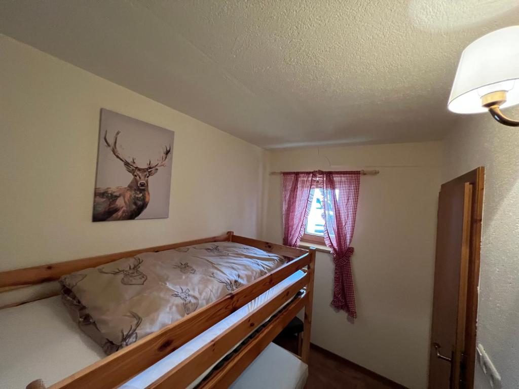 A bed or beds in a room at Ferienwohnung Steinbock Terrasse, Gartensauna, Garten, Grillplatz
