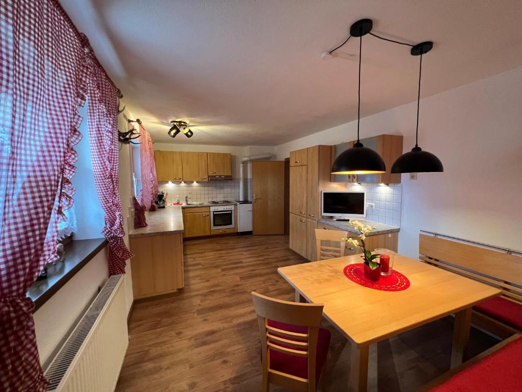 A kitchen or kitchenette at Ferienwohnung Steinbock Terrasse, Gartensauna, Garten, Grillplatz