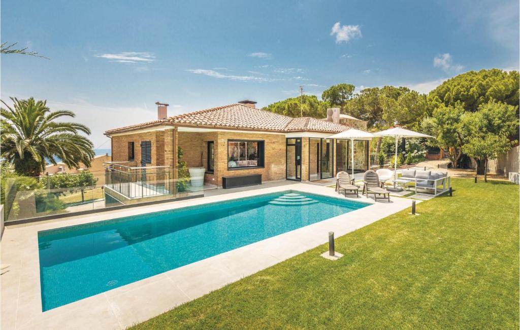 - une piscine en face d'une maison dans l'établissement Stunning Home In Alella With Outdoor Swimming Pool, à Alella