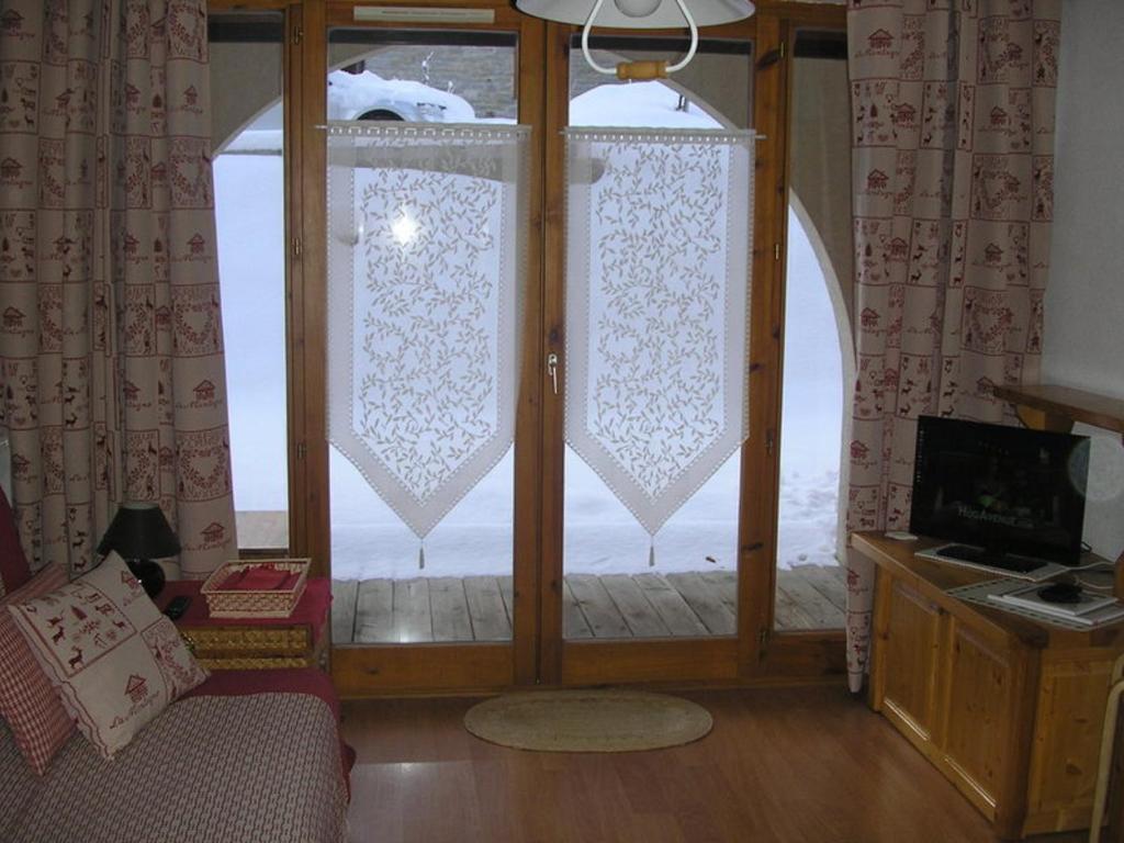 Studio Valloire, 1 pièce, 3 personnes - FR-1-263-154にあるテレビまたはエンターテインメントセンター