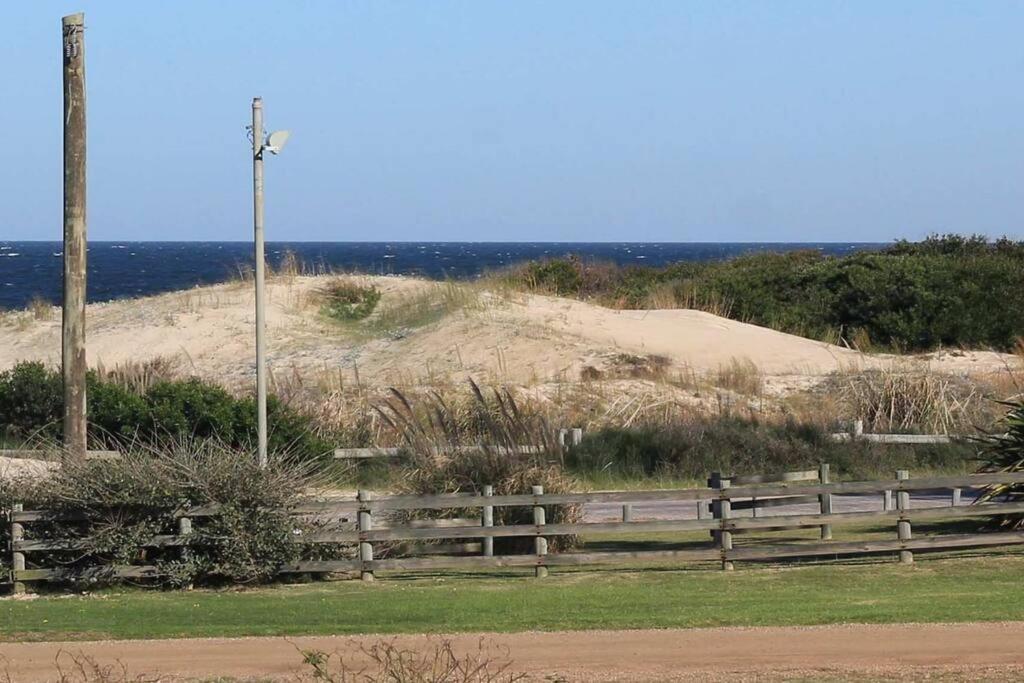 a wooden fence on the side of a beach at Praia - Proa al Mar in Maldonado