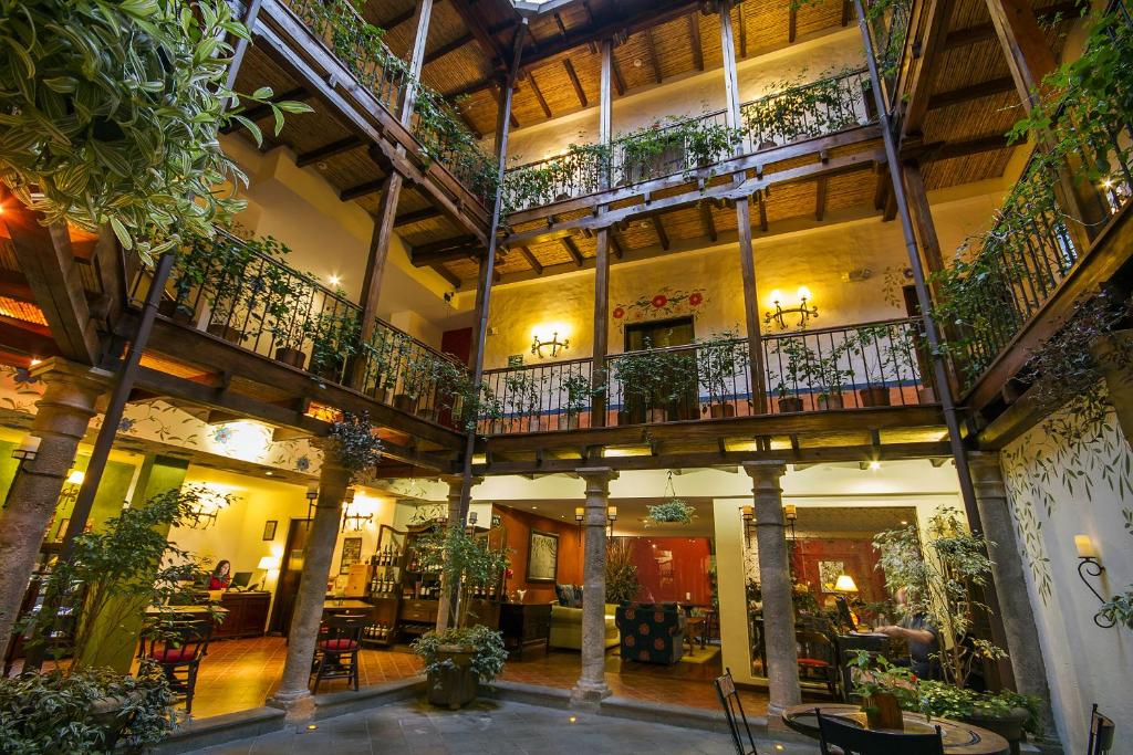 ein großes Gebäude mit Balkonen und Pflanzen in der Unterkunft La Casona de la Ronda Hotel Boutique & Luxury Apartments in Quito