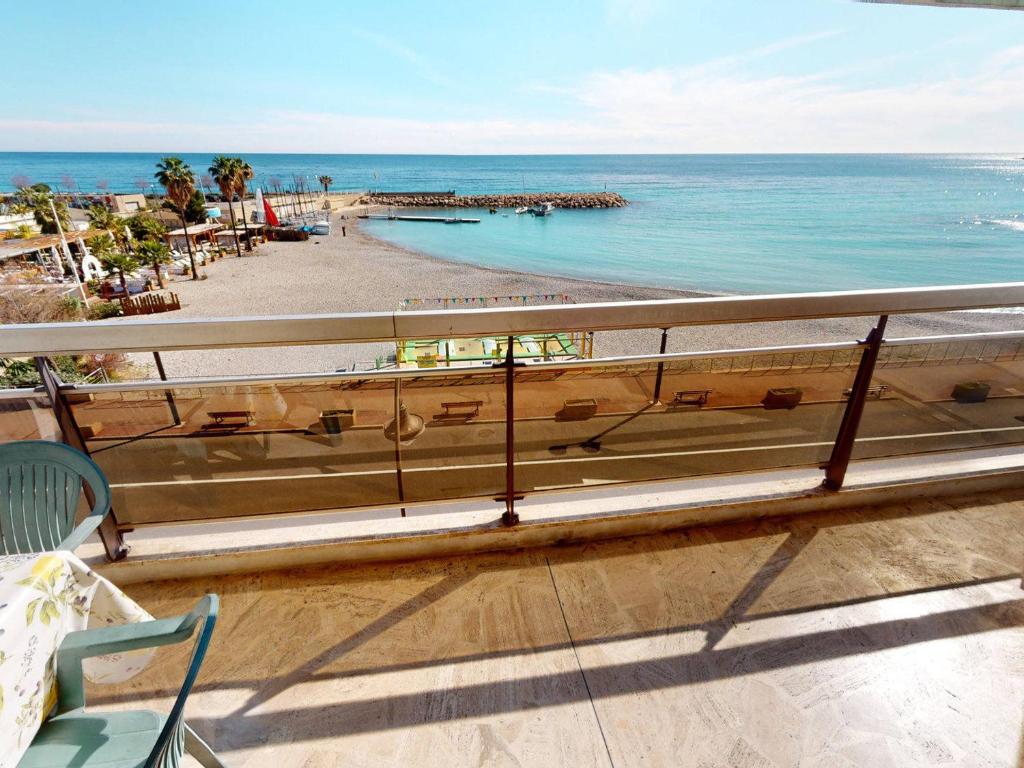 Elle comprend un balcon offrant une vue sur la plage et l'océan. dans l'établissement Studio spacieux avec terrasse, parking, face mer, proche plages et commodités - FR-1-196-320, à Roquebrune-Cap-Martin