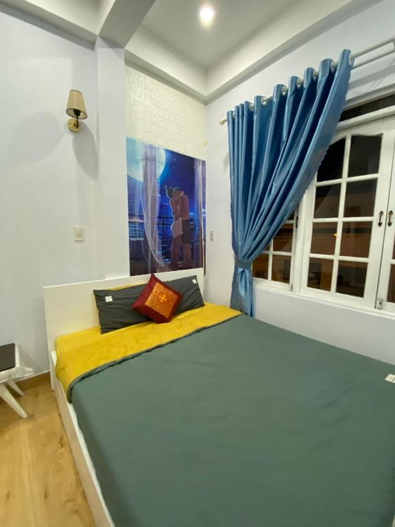 Giường trong phòng chung tại The Blue House
