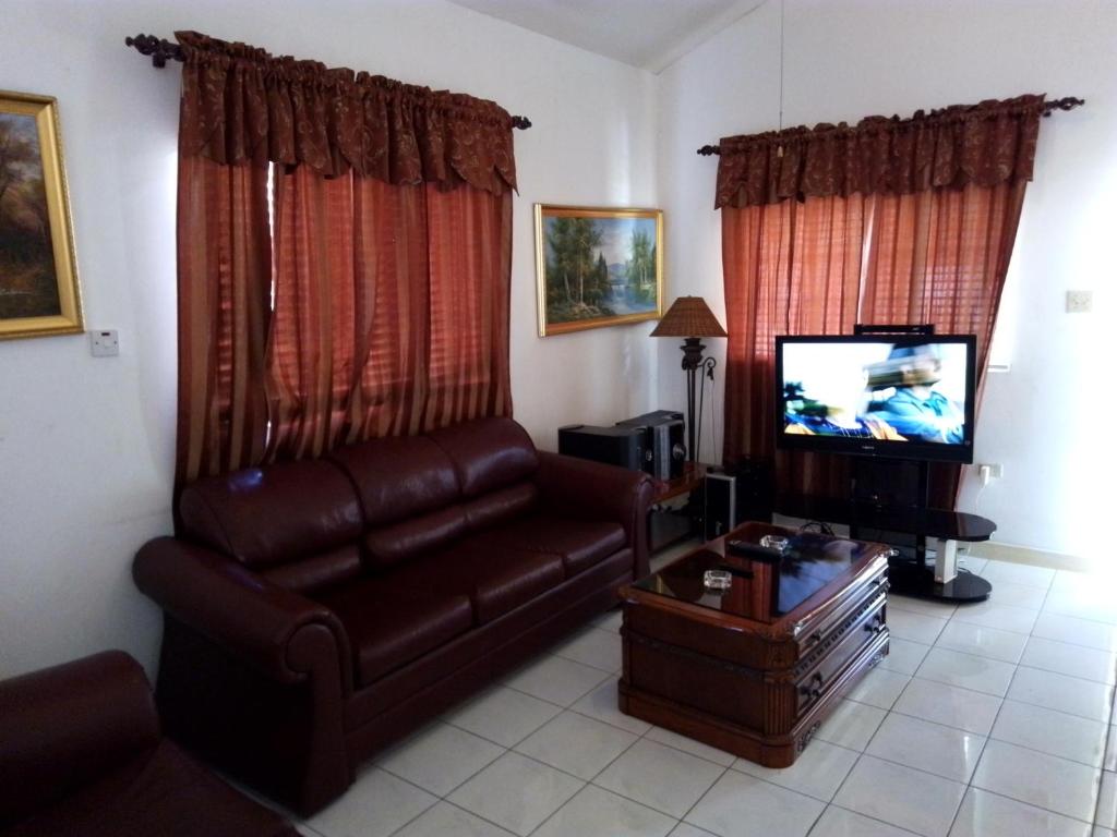 TV i/ili multimedijalni sistem u objektu Secure Gated1BR Home in Caribbean Estate