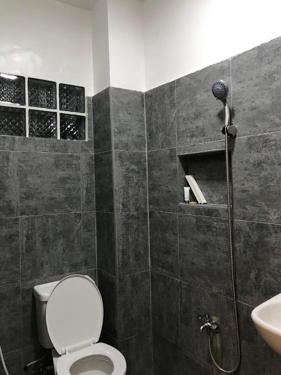 Uma casa de banho em FN Lodge - town proper