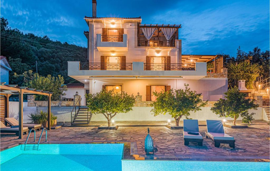 コッカリにあるStunning Home In Kokari With 5 Bedrooms, Wifi And Outdoor Swimming Poolの大きな家(目の前にスイミングプールあり)