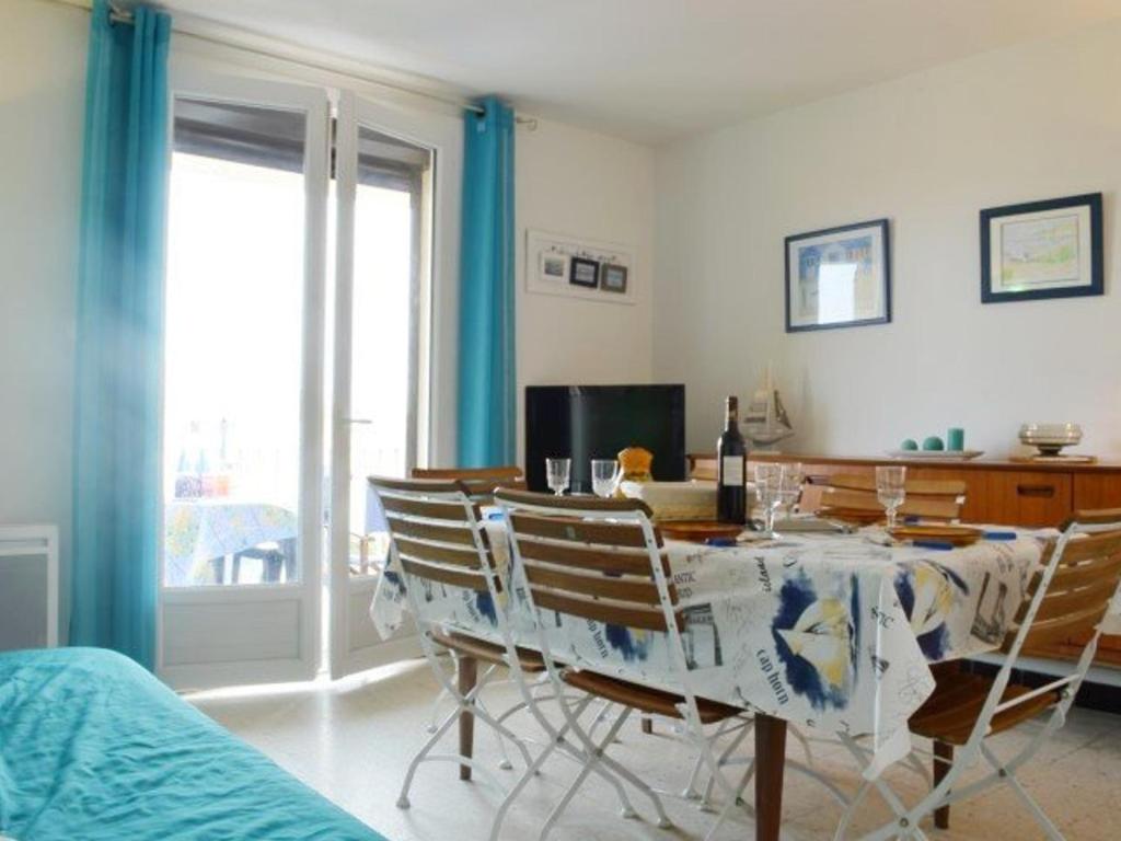 une salle à manger avec une table et des chaises dans l'établissement Appartement 3 pièces avec balcon, 150m de la plage, 6 couchages, Narbonne Plage - FR-1-229B-701, à Narbonne
