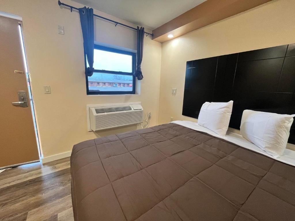 Postel nebo postele na pokoji v ubytování Circle Motor Lodge