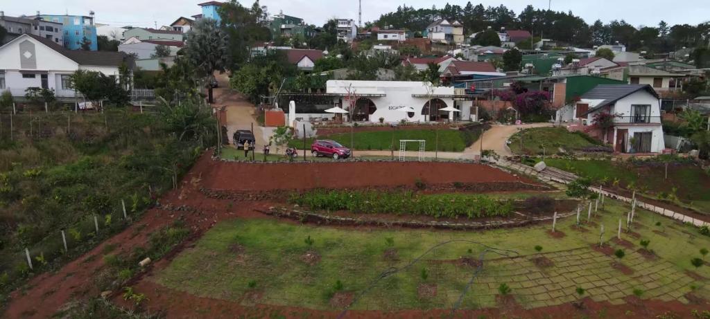 una vista aérea de un jardín en una localidad en Laca homestay, en Gia Nghĩa