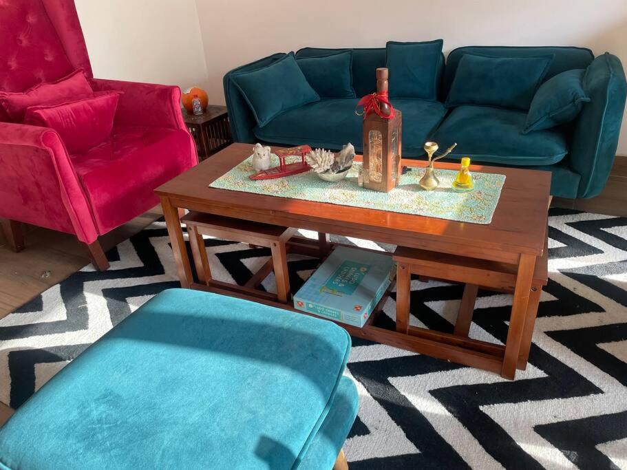 - un salon avec un canapé et une table basse dans l'établissement Lush Green Workation Villa - 1 Bedroom, à Lucknow