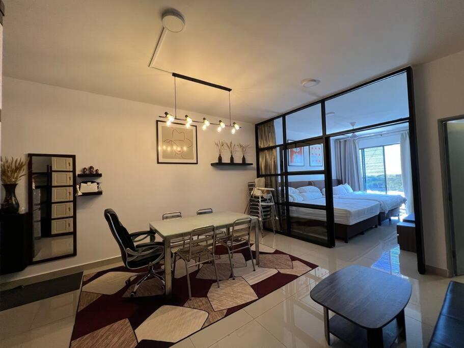 een woonkamer met een eettafel en een slaapkamer bij ［NEW］PADDY BEE house in Brinchang