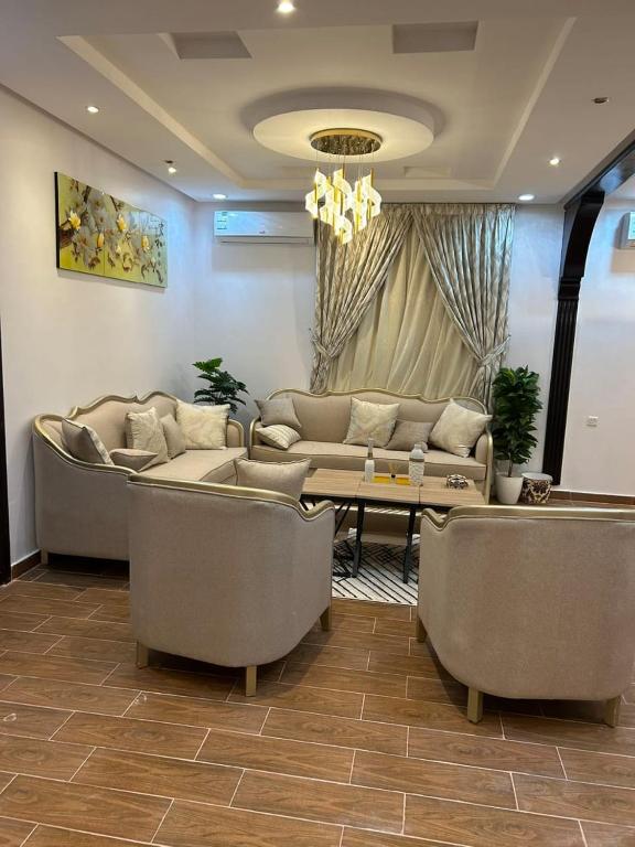 a living room with couches and a table and a couch at شقة متكاملة غرفتين مع جاكوزي in Riyadh