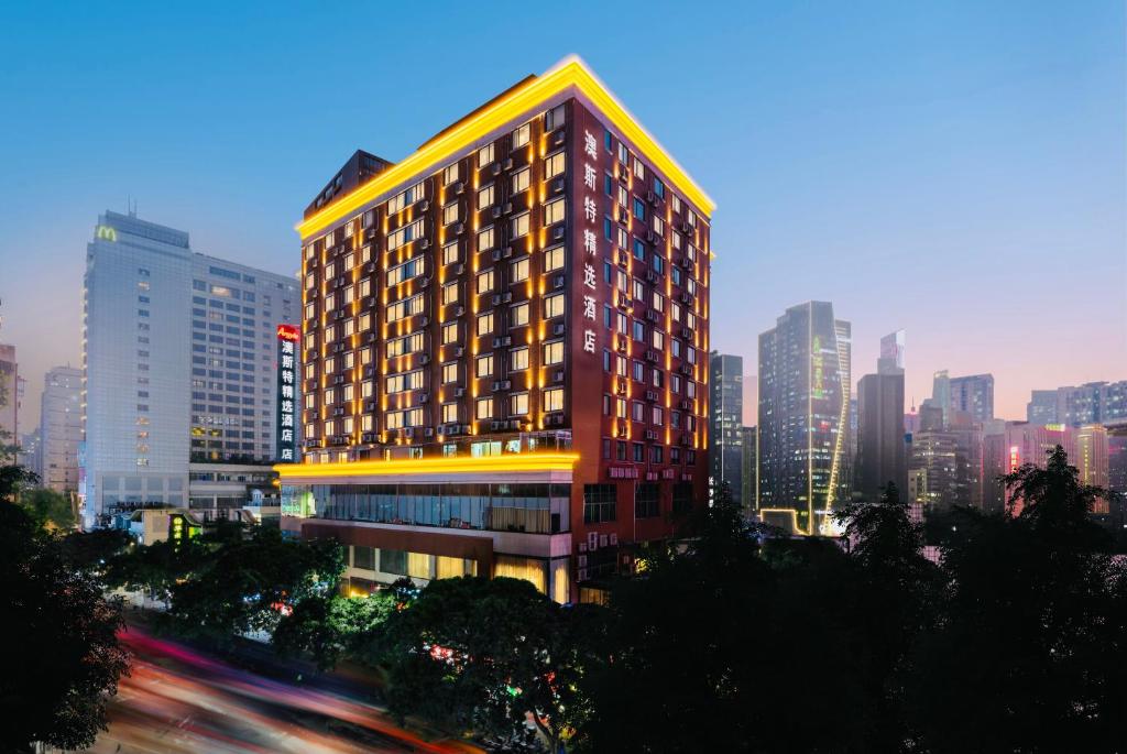 un edificio alto en una ciudad con edificios en Ausotel Smart Guangzhou Zhujiang New Town, Canton Fair Free Shuttle 15 Oct to 04 Nov, en Guangzhou