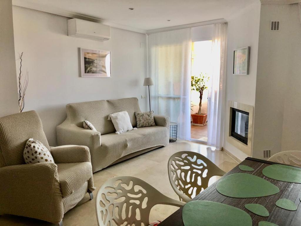 salon z kanapą, krzesłami i stołem w obiekcie Apartment Costa del Sol, Manilva, Duquesa w mieście Castillo de Sabinillas