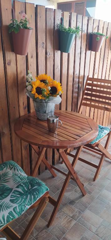 un tavolo di legno con un vaso di fiori sopra di Velvita Sliven a Sliven
