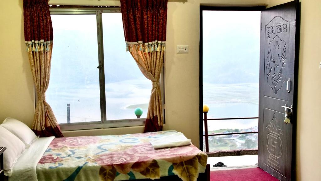 Rúm í herbergi á Fewa View Cottage Yoga Retreat Pokhara