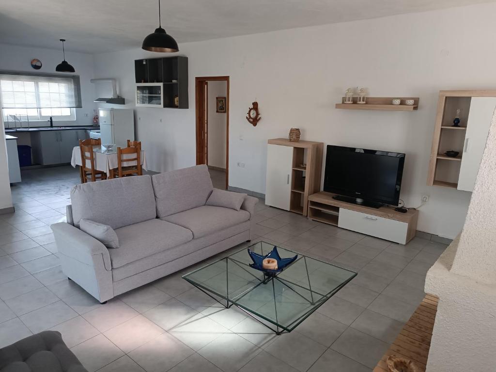 Televízia a/alebo spoločenská miestnosť v ubytovaní CAMARES HOUSE