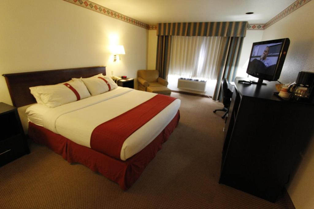 Postel nebo postele na pokoji v ubytování Ramada by Wyndham Williams/Grand Canyon Area