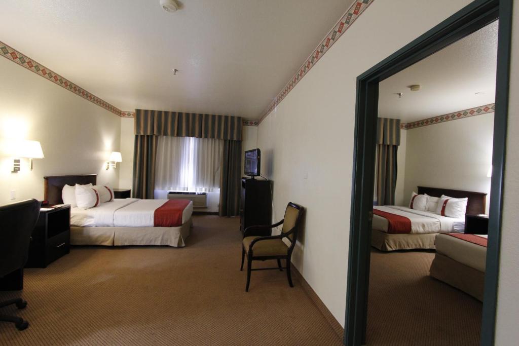 Postel nebo postele na pokoji v ubytování Ramada by Wyndham Williams/Grand Canyon Area