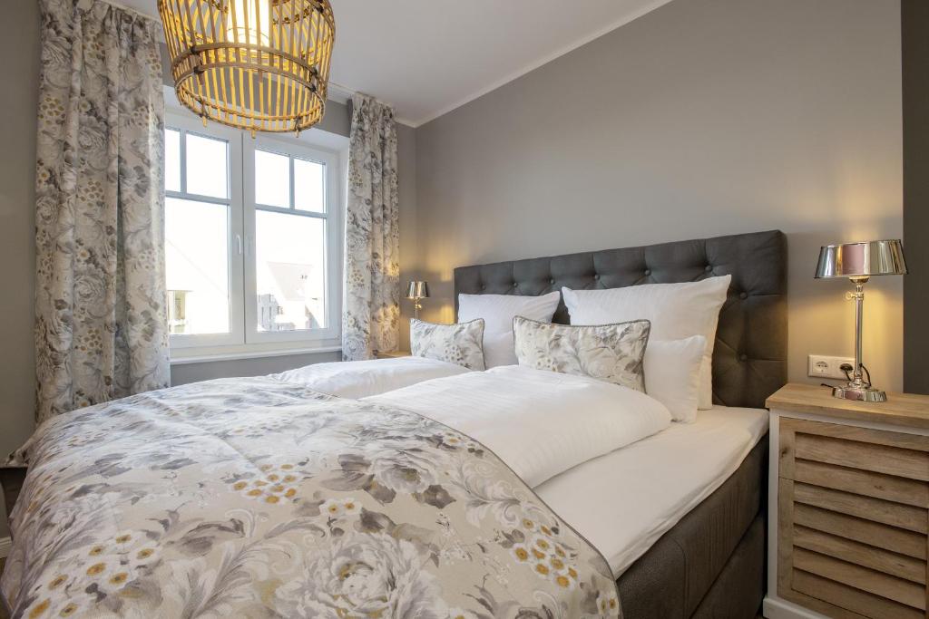 a bedroom with a large bed and a window at Ferienwohnung Bootsmann in Langeoog