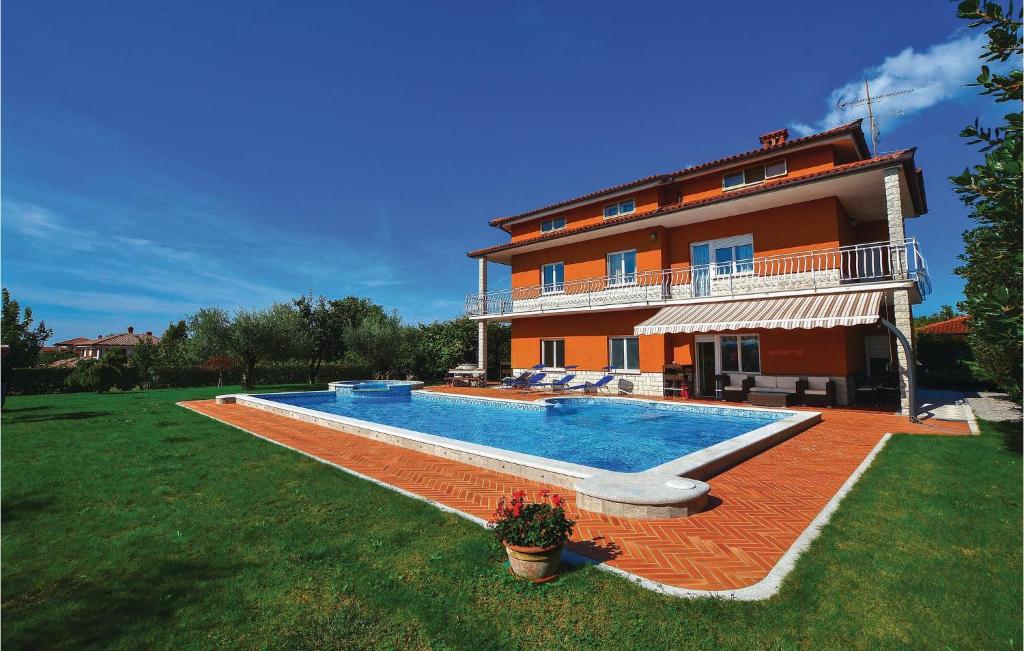 duży dom z basenem przed nim w obiekcie Awesome Home In Sezana With Outdoor Swimming Pool w mieście Sežana