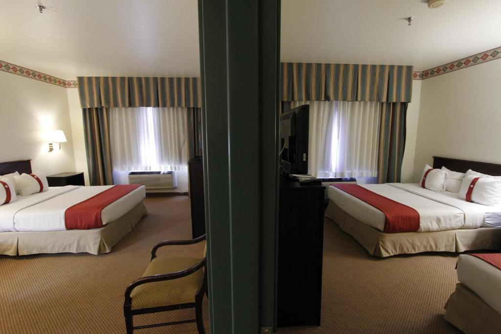 Postel nebo postele na pokoji v ubytování Ramada by Wyndham Williams/Grand Canyon Area