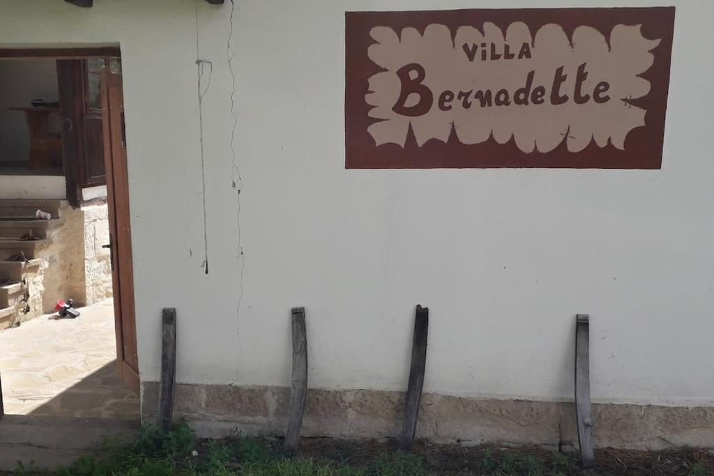 a sign on the side of a white building at Lomtsi Popovo Targovhiste Bulgarije in Lomtsi