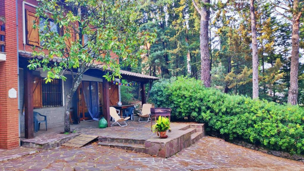 a backyard with a patio with a table and chairs at La Casa di Francesco in Perugia