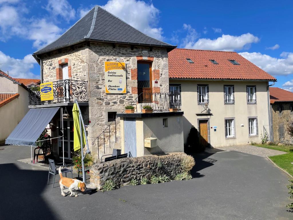 un bâtiment avec un panneau à l'avant dans l'établissement Chambres d'hôtes de l'Auberge L'Astrassadou, à Rézentières