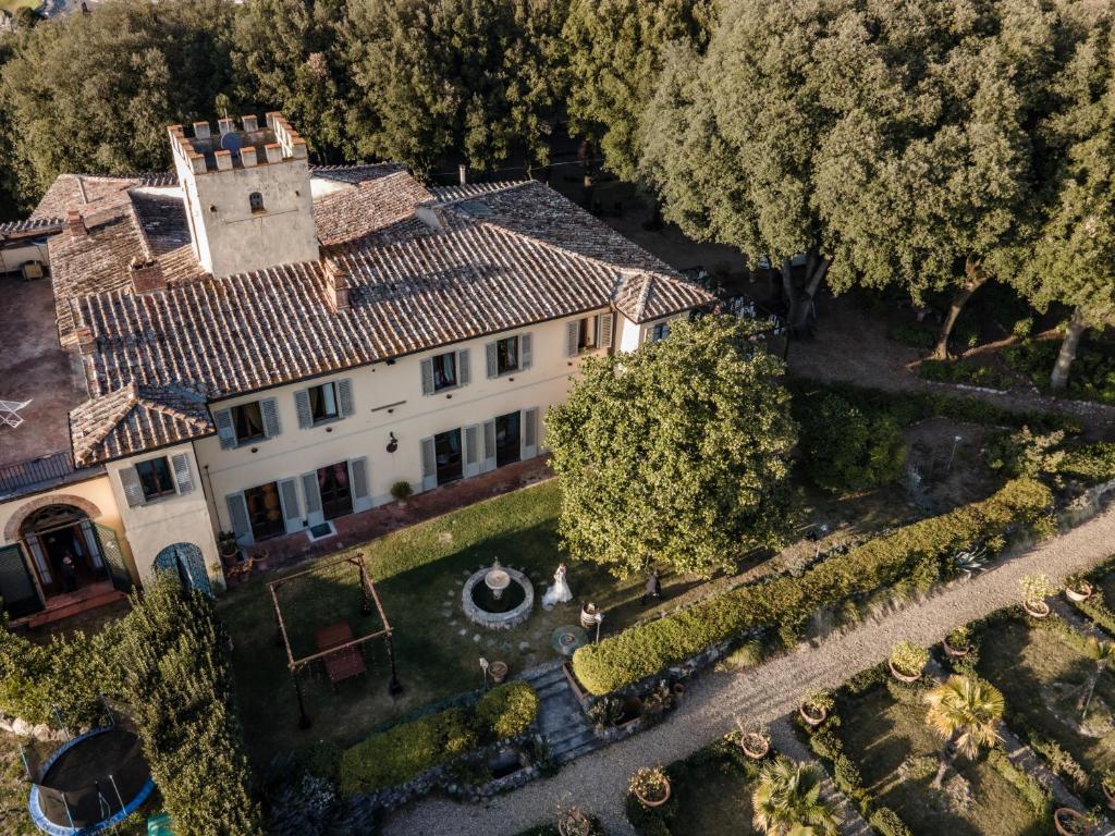 una vista aérea de una casa con una torre en Villa Il Leccio, en Strada