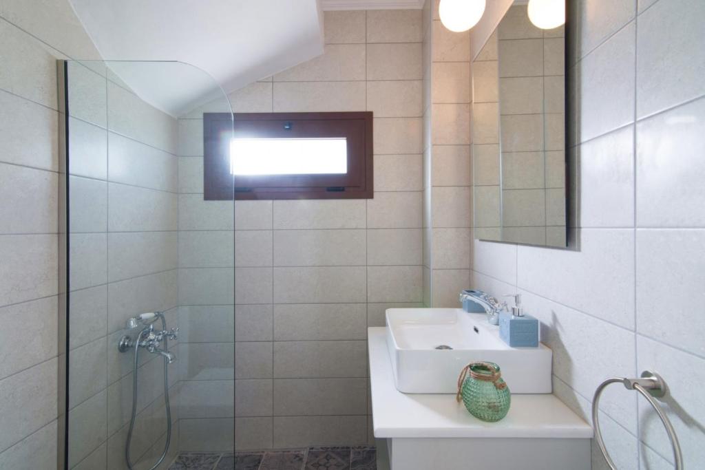 A bathroom at Stylish Villa Liatiko - Heated pool - Amazing views
