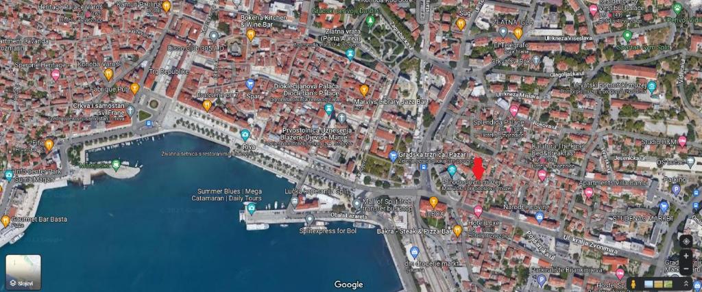 un mapa de una ciudad con un río y edificios en Apartment Margo en Split