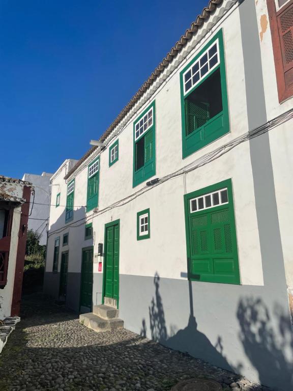 een wit gebouw met groene ramen en deuren bij Casa Verde in Santa Cruz de la Palma