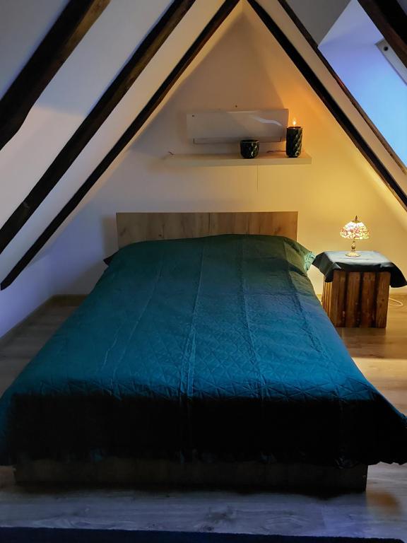 a bed in the attic of a room at Apartament Krawcownia in Świebodzin