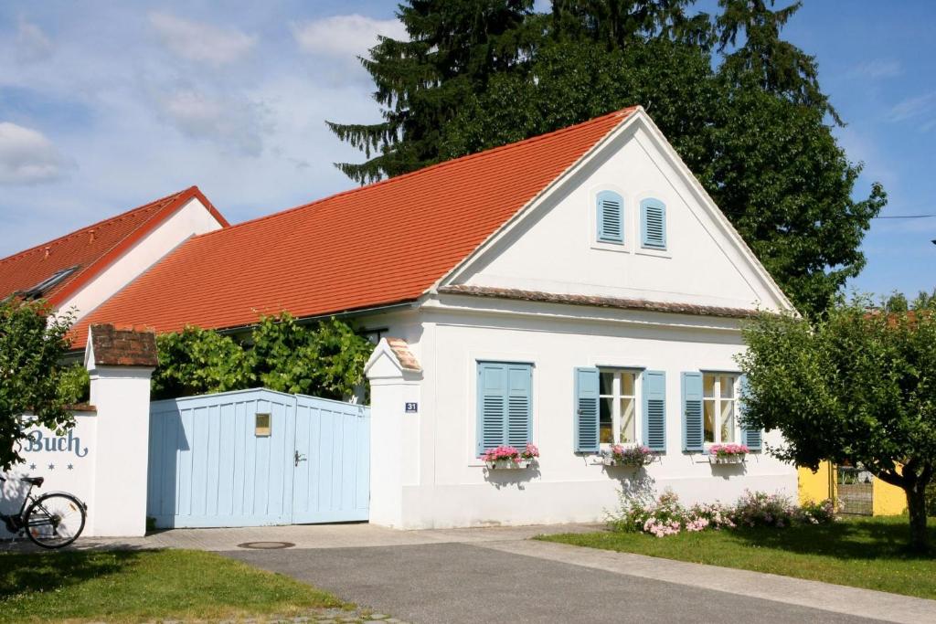 une maison blanche avec un toit orange dans l'établissement Pension Buch, Bed and Breakfast, à Eberau
