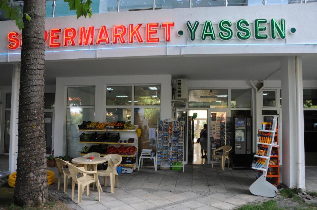 Supermarket nebo jiné obchody v  aparthotelu nebo okolí