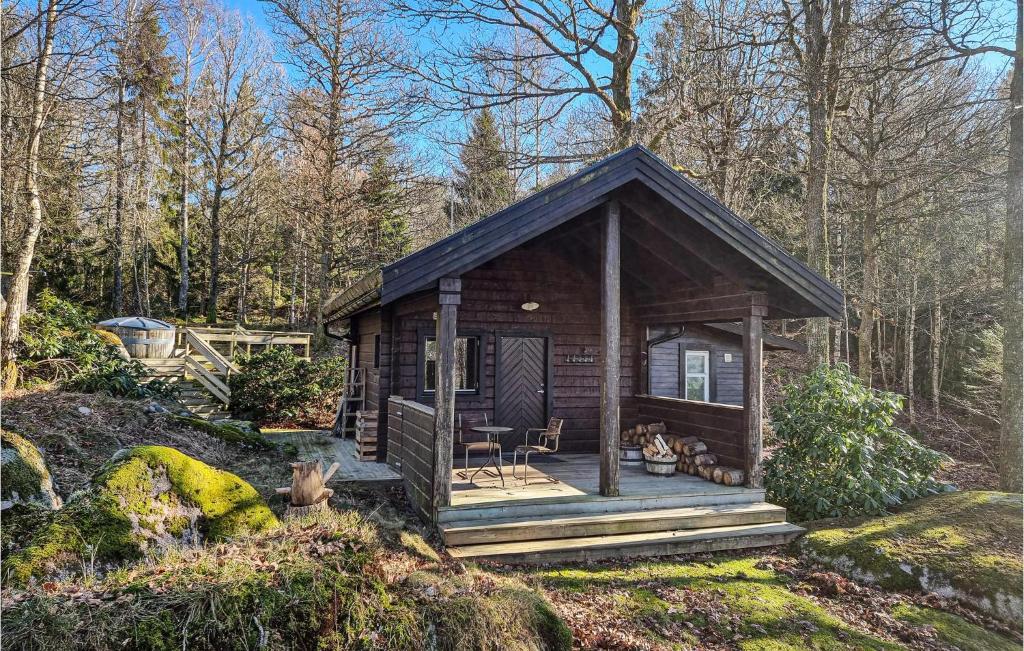 Cabaña pequeña en el bosque con terraza en 1 Bedroom Nice Home In Billdal, en Särö