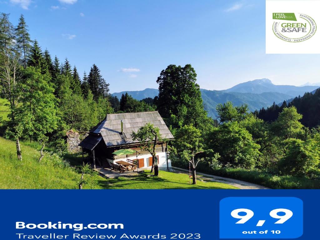 Una foto de una casa en las montañas en Natur pur Pikovo en Črna na Koroškem