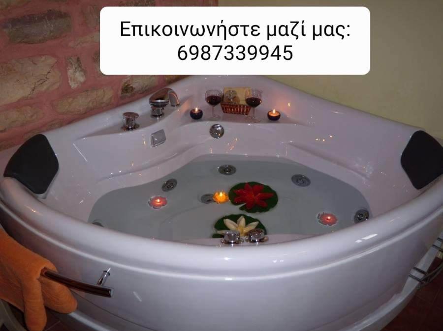 uma banheira branca com velas em Junior Suite Selini for 2 people em Vytina